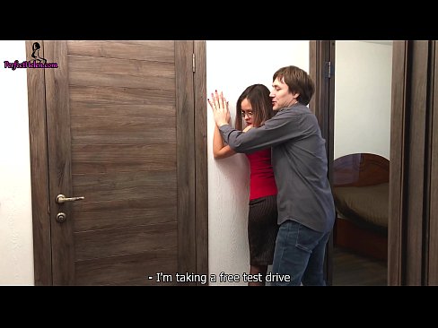 ❤️ Seksuāla nekustamo īpašumu pārstāve jutekliski džerkstina savu pīli un drāž, pārdodot savu dzīvokli - Krempai ☑ Cietā porno pie mums